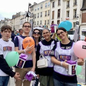 L’équipe Cent pour Sang la Vie sur le marché de Saint-Germain-en-Laye