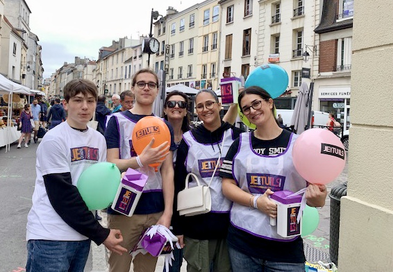 L’équipe Cent pour Sang la Vie sur le marché de Saint-Germain-en-Laye